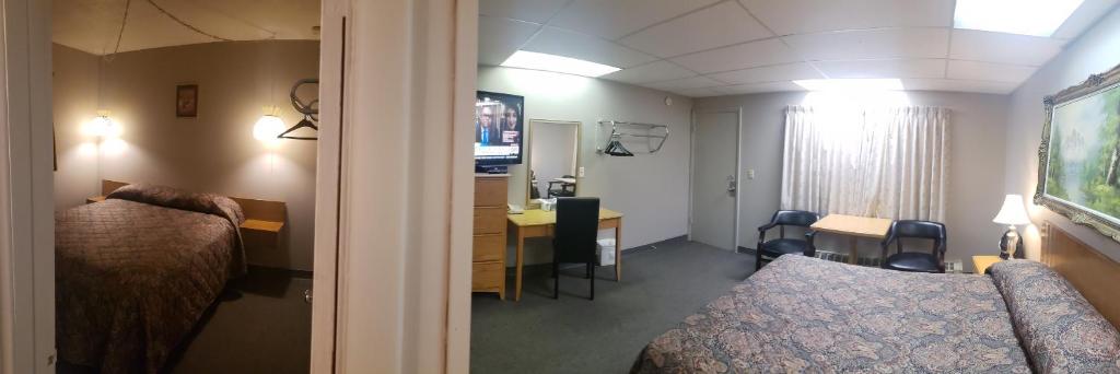 TV a/nebo společenská místnost v ubytování Sunset Motel