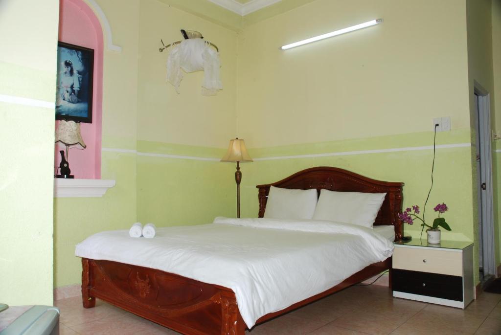 Ένα ή περισσότερα κρεβάτια σε δωμάτιο στο Bich Khue Hotel