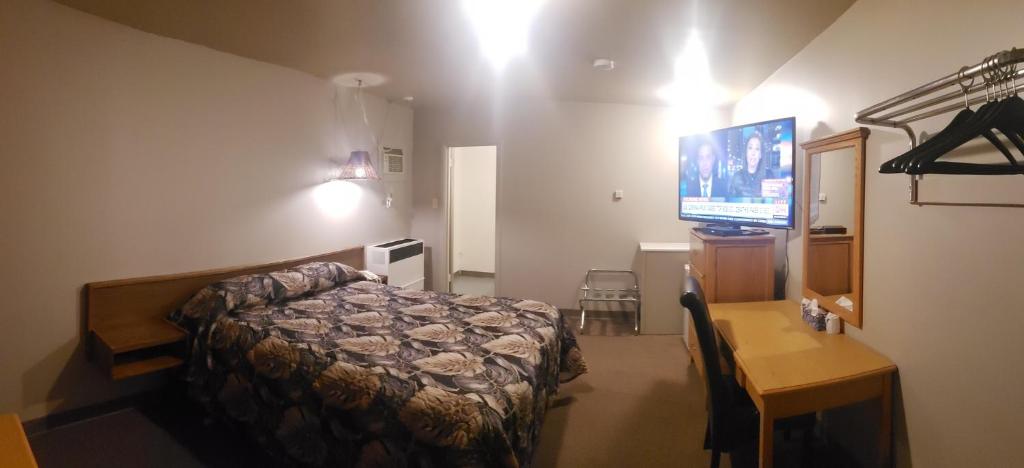 TV a/nebo společenská místnost v ubytování Sunset Motel