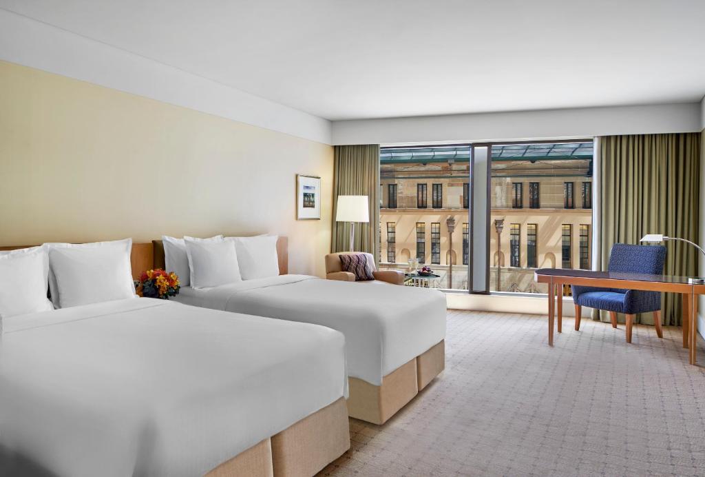 The Fullerton Hotel Sydneyにあるベッド