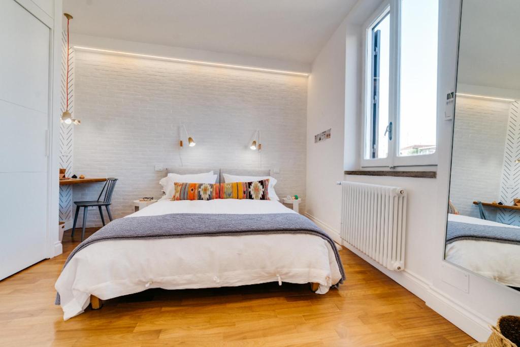 ein Schlafzimmer mit einem großen Bett und einem Schreibtisch in der Unterkunft Beautiful designer flat close to Pantheon in Rom