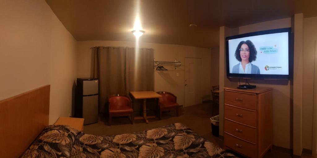 TV a/nebo společenská místnost v ubytování Sunset Motel
