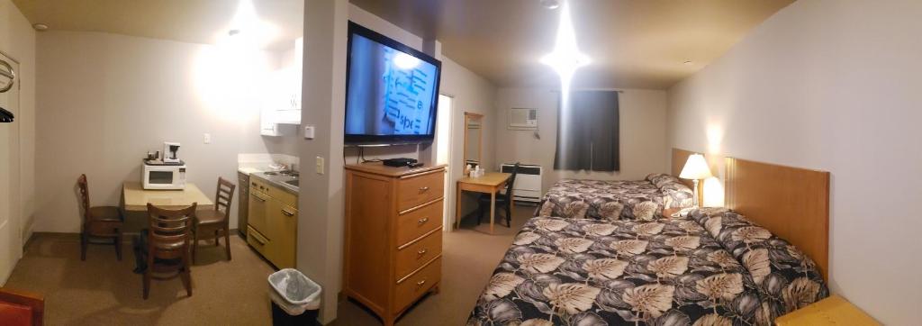 TV a/nebo společenská místnost v ubytování Sunset Motel