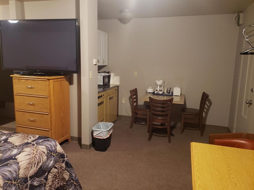 TV a/nebo společenská místnost v ubytování Sunset Motel