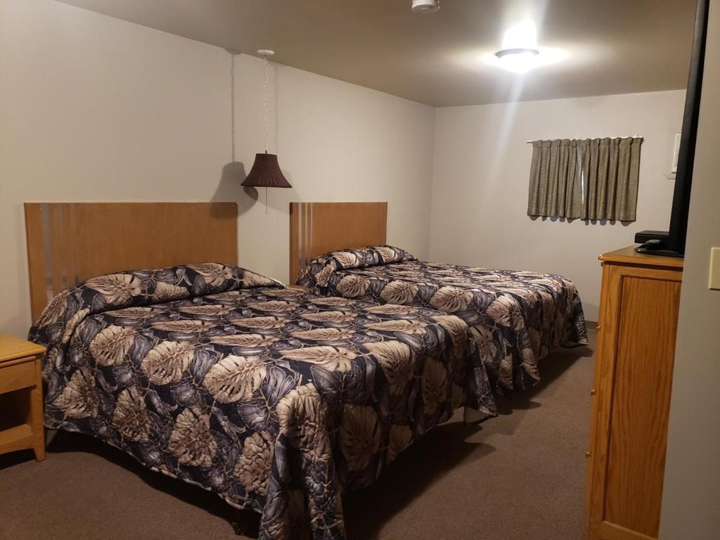 Postel nebo postele na pokoji v ubytování Sunset Motel