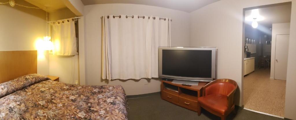 TV a/nebo společenská místnost v ubytování Sunset Motel