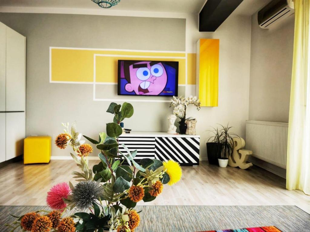 a living room with a tv and a plant at Aldor 2 Mamaia Nord in Mamaia Sat/Năvodari