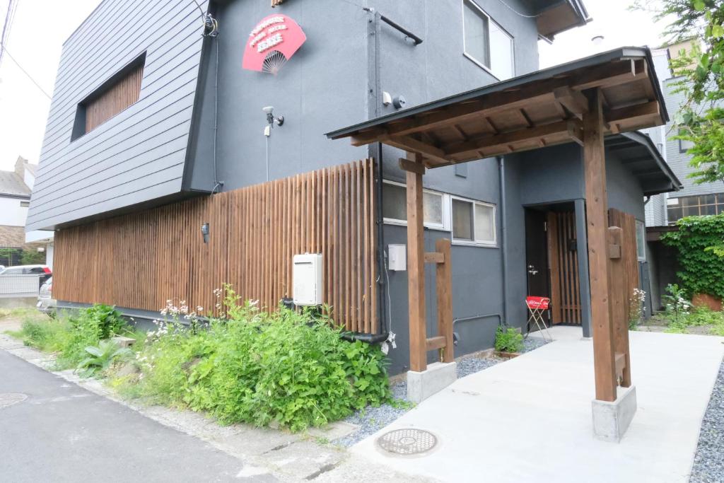 un edificio con una señal roja en el costado. en Yoshimura ooike sense en Fujikawaguchiko