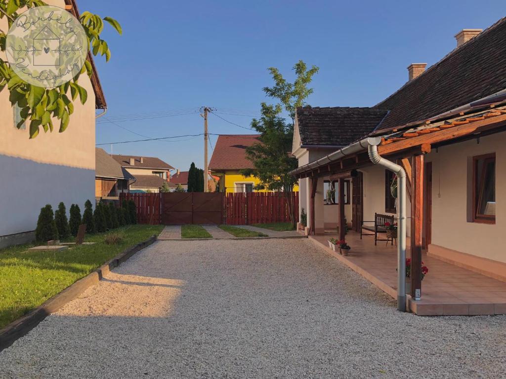 podjazd prowadzący do domu z gankiem w obiekcie Borbély Vendégház w mieście Nagykanizsa