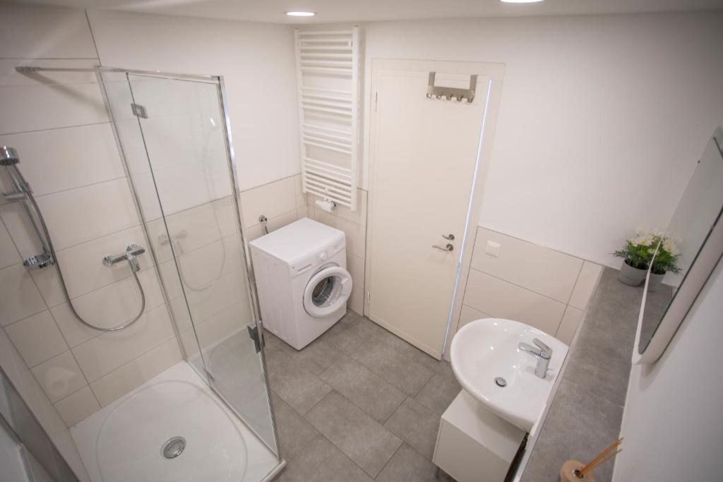 Łazienka z prysznicem, toaletą i umywalką w obiekcie Apartment in the City Center w mieście Innsbruck