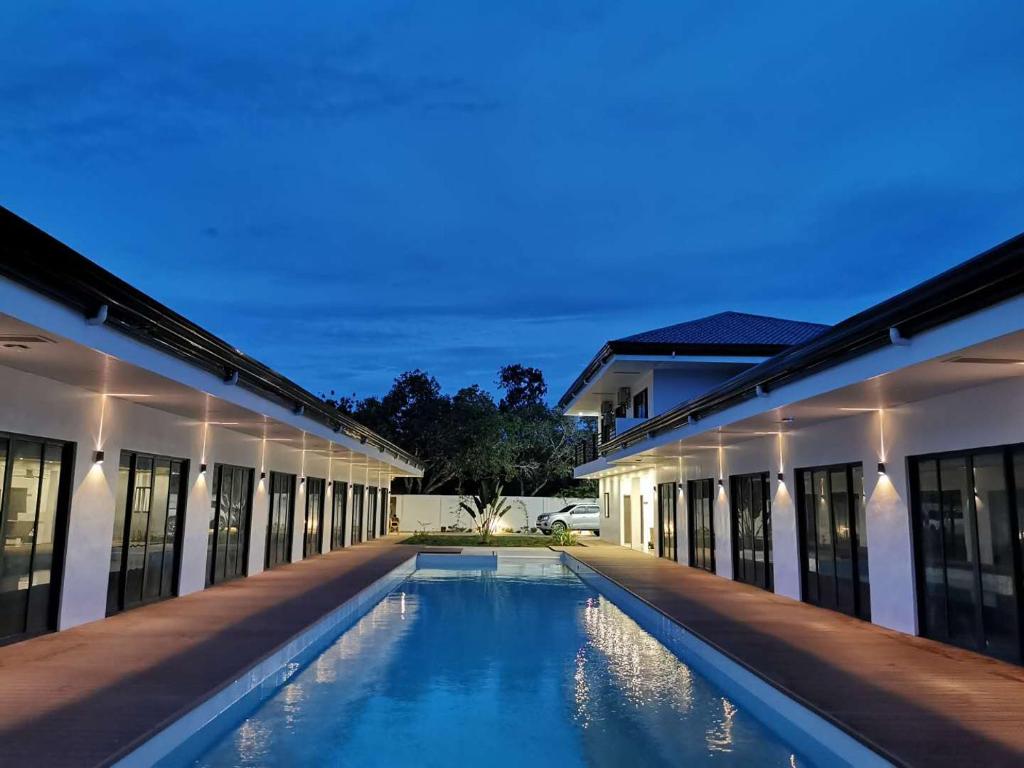 uma piscina em frente a um edifício em Bohol Cattleya Resort em Panglao