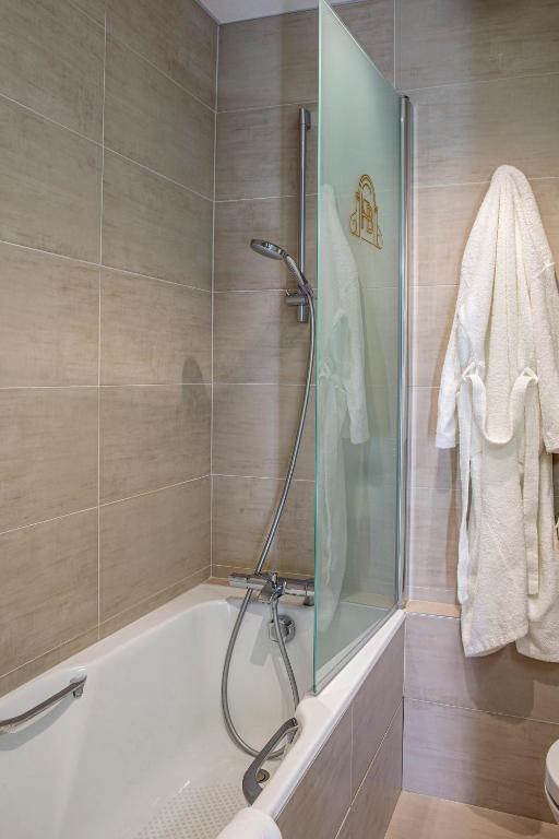Koupelna v ubytování Best Western Grand Hotel de Bordeaux