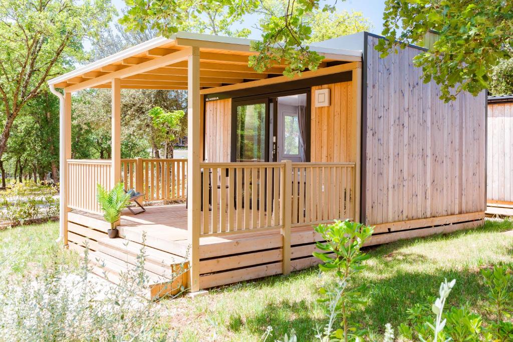 Giardino di Mobile Homes Casapini in FKK Camping Solaris