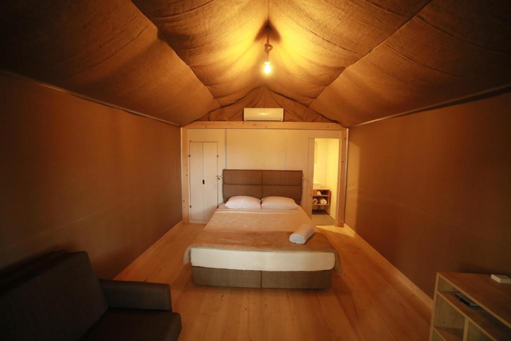 Postel nebo postele na pokoji v ubytování LONGOSPHERE GLAMPING