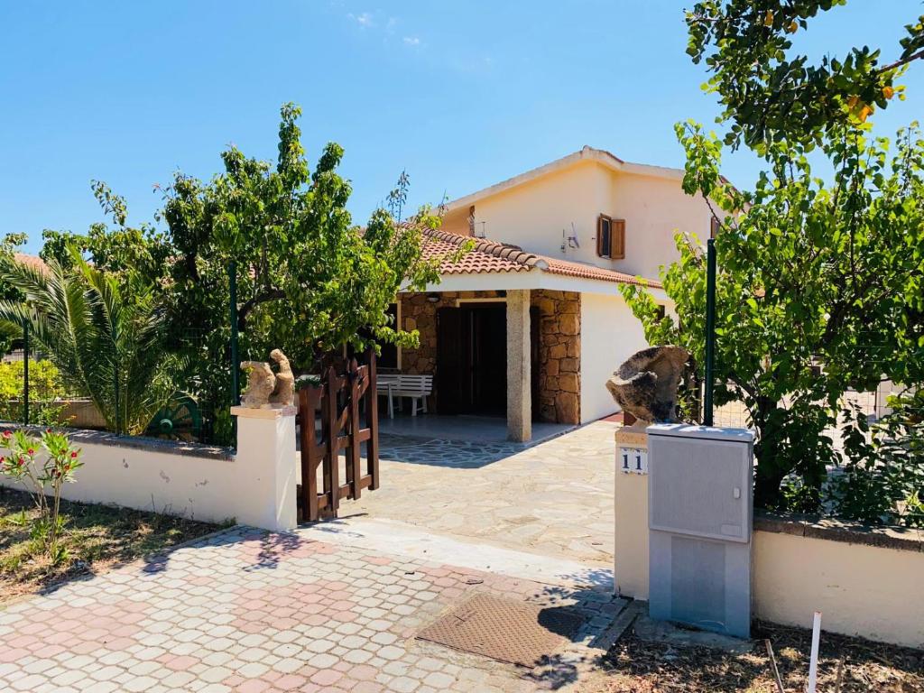 dom z bramą i patio w obiekcie Residence La Cinta 8 w mieście San Teodoro