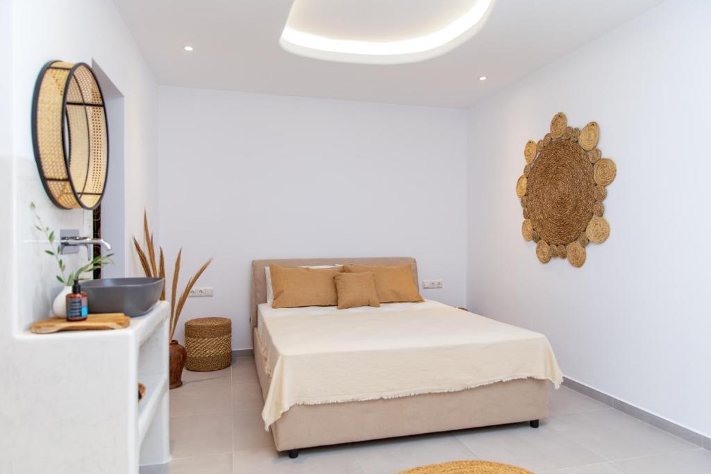 1 dormitorio con cama y pared blanca en Naxos Almyra Studio 20, en Naxos Chora