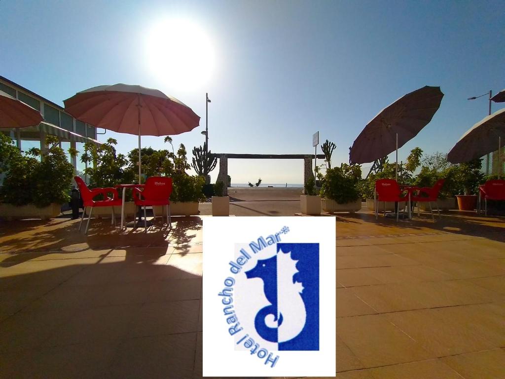 una señal para un restaurante de mariscos con el sol en el fondo en Hotel Rancho del Mar, en Mojácar