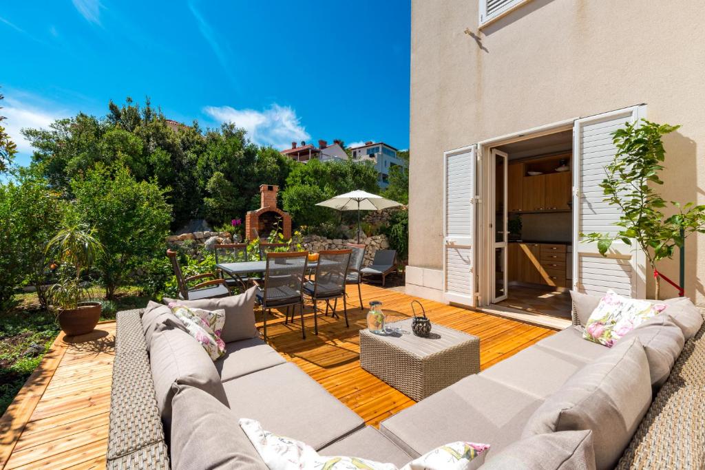 patio trasero con sofá y mesa en Apartment with terrace and mini pool Green Gold, en Dubrovnik