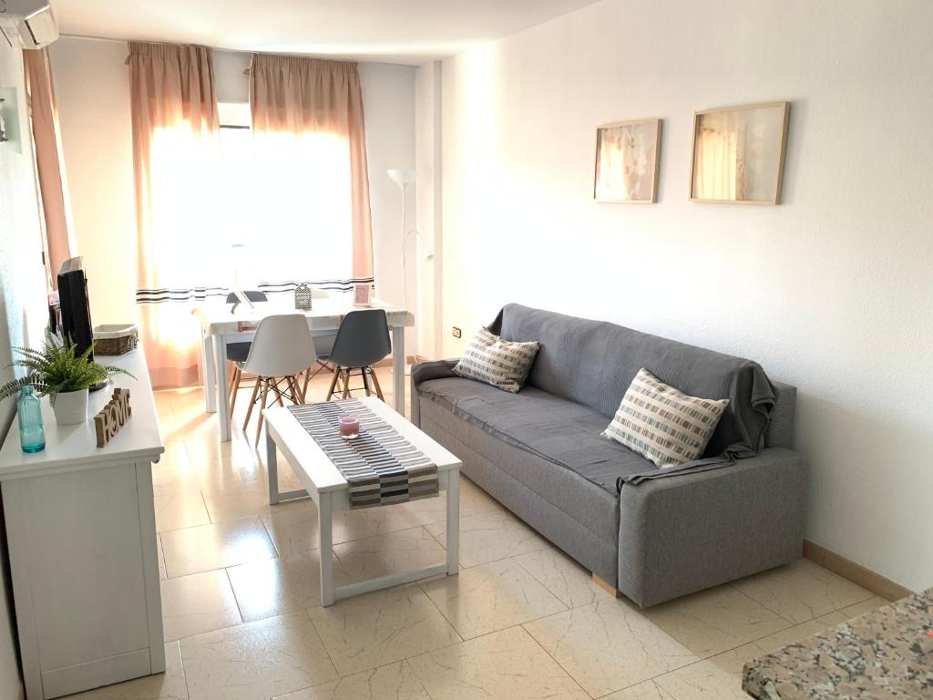 un soggiorno con divano e tavolo di Apartamento Fuengirola R09 Edificio Ronda IV a Fuengirola