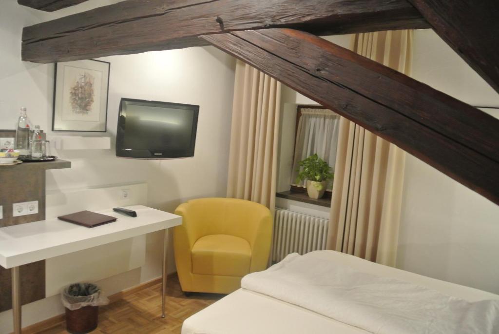 TV a/nebo společenská místnost v ubytování Hotel-Restaurant Goldenes Lamm