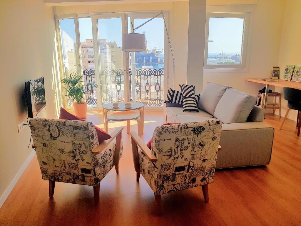 sala de estar con sofá, 2 sillas y mesa en Vivienda Bendicho- CATEDRAL, en Almería