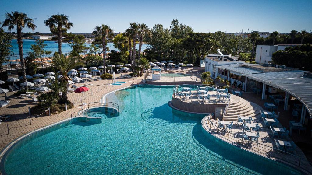 Bazén v ubytování Blu Salento Village nebo v jeho okolí