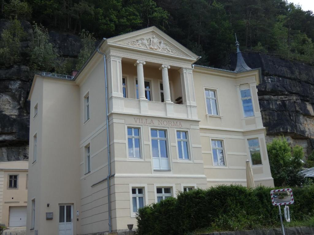 um edifício ao lado de uma montanha em Villa Norma em Bad Schandau