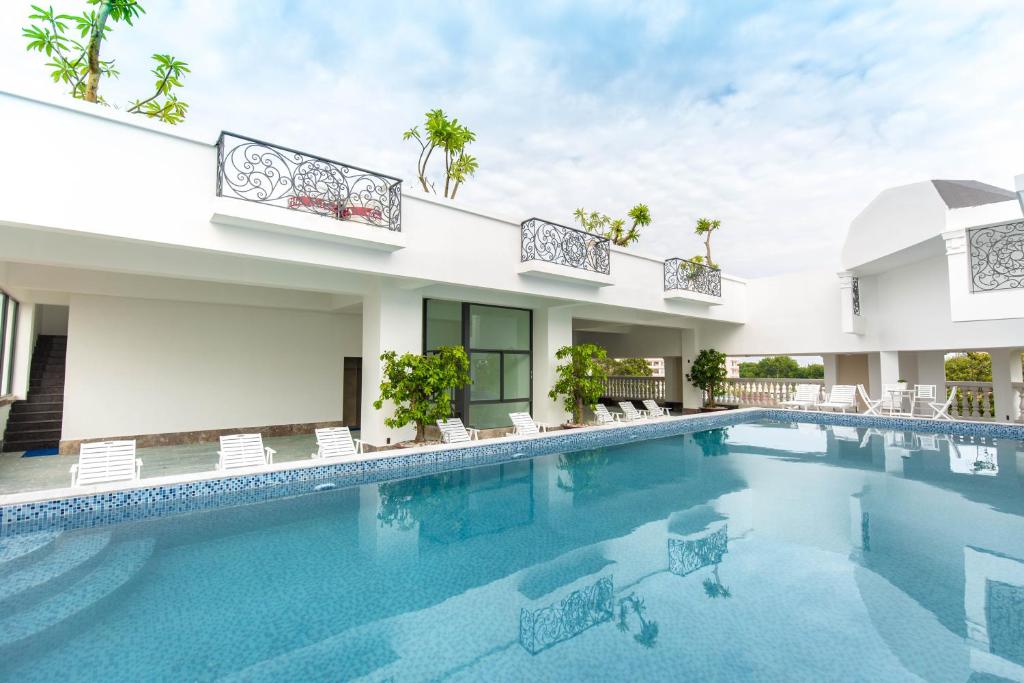 a swimming pool in front of a building at Kim Minh Apartment & Hotel in Vung Tau