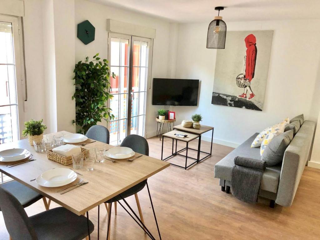 uma sala de estar com uma mesa e um sofá em Apartamento Centrico - Casta Alvarez em Zaragoza