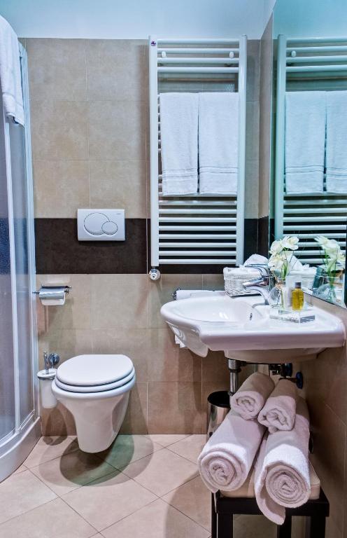 Koupelna v ubytování Crosti Hotel