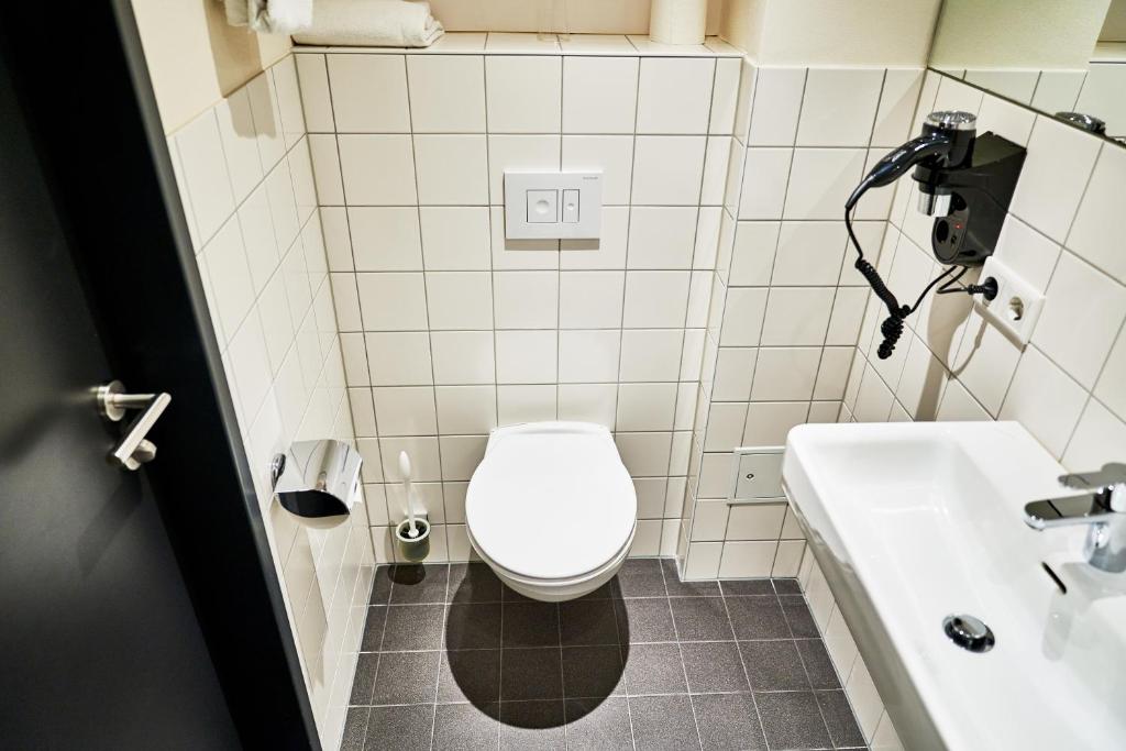 Koupelna v ubytování McDreams Hotel München - Messe