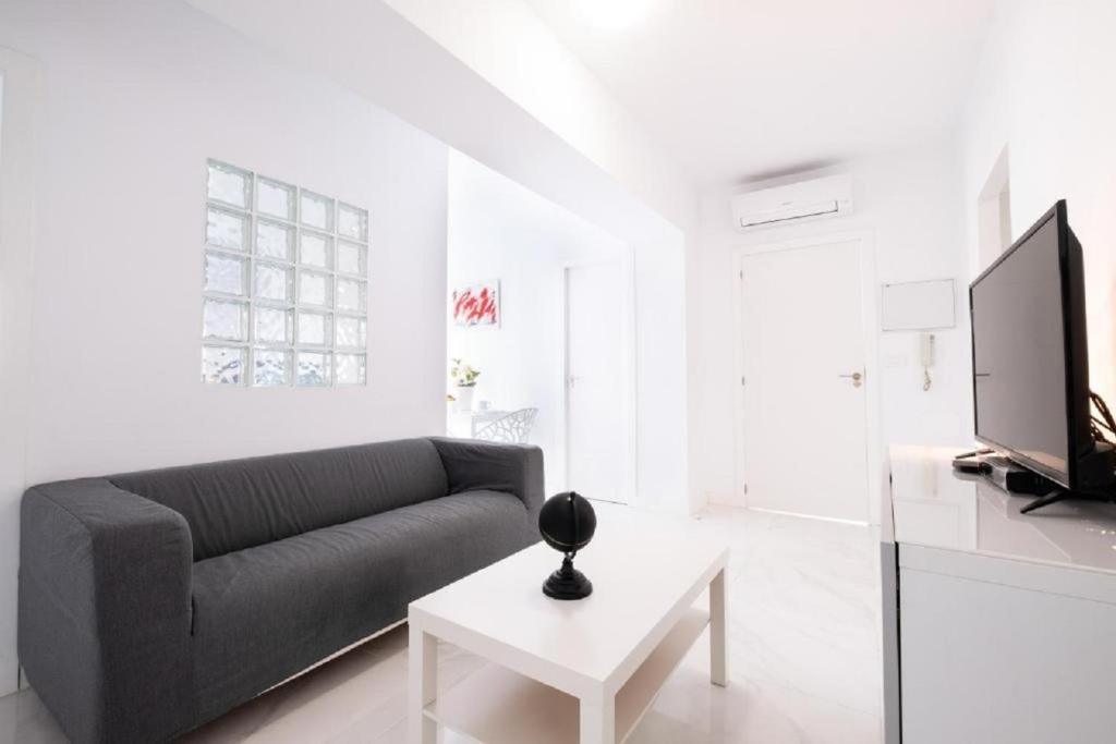 un soggiorno con un divano, una TV e un tavolo di Bubu Beach 1-A a Los Cristianos