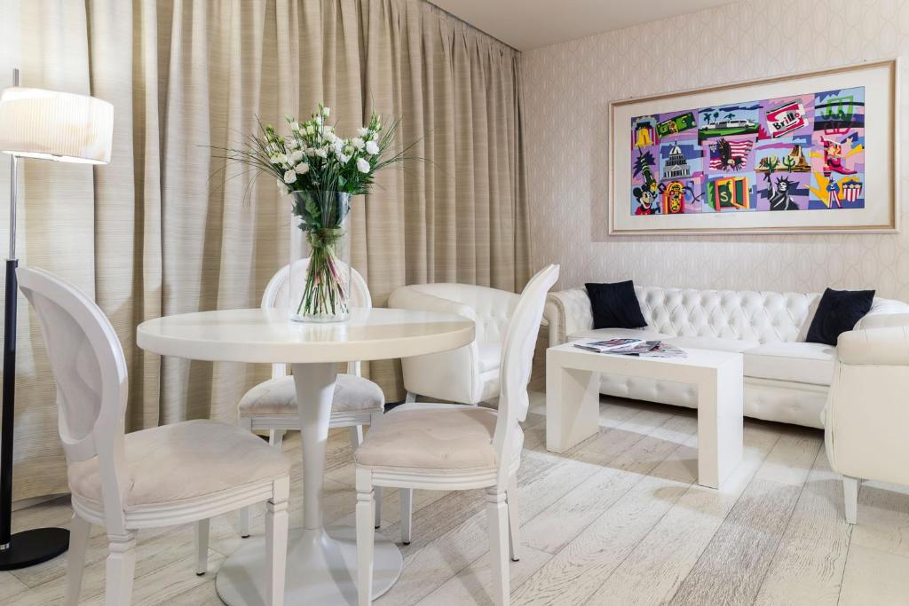 Posezení v ubytování Base Hotel