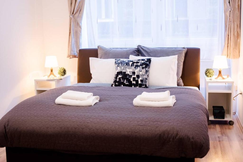 una camera da letto con un letto e due asciugamani di Cosy & Central A/C apartment a Budapest