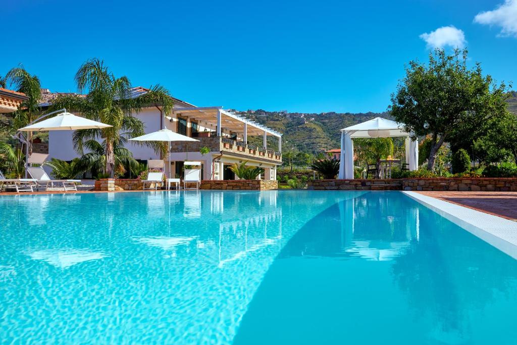 une grande piscine en face d'une maison dans l'établissement Cuore del Cilento Relais&Retreat, à Castellabate