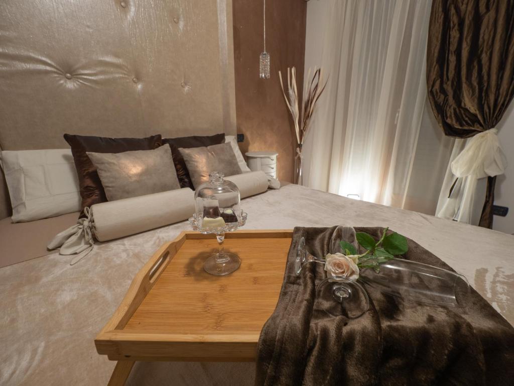 um quarto com uma cama e uma mesa de madeira com em A casa di Sofy em Corropoli
