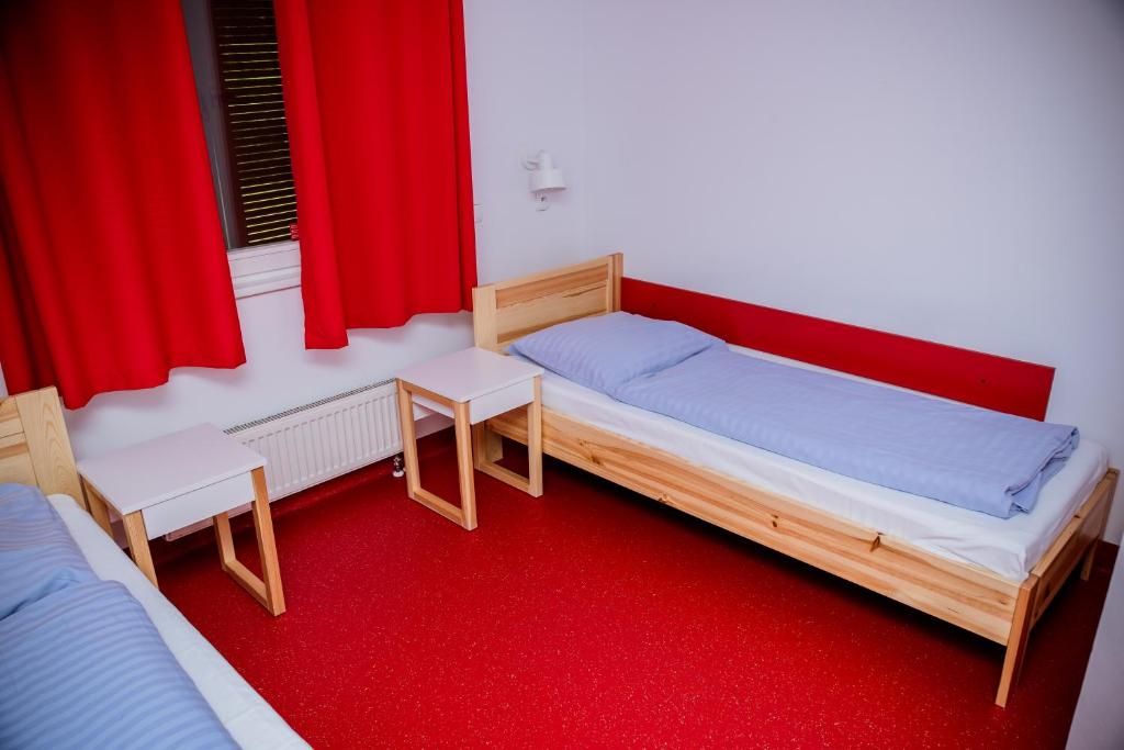 Postel nebo postele na pokoji v ubytování Międzynarodowy Dom Spotkań Młodzieży w Oświęcimiu