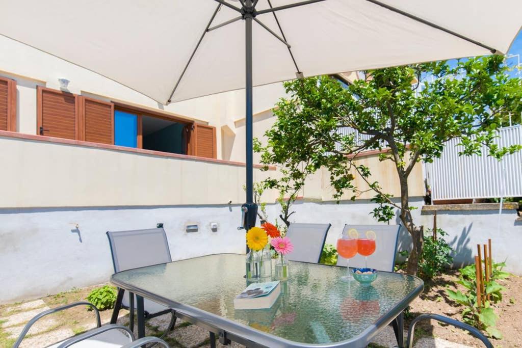 Patio lub wspólna przestrzeń na świeżym powietrzu w obiekcie Villa Capo D'Arco
