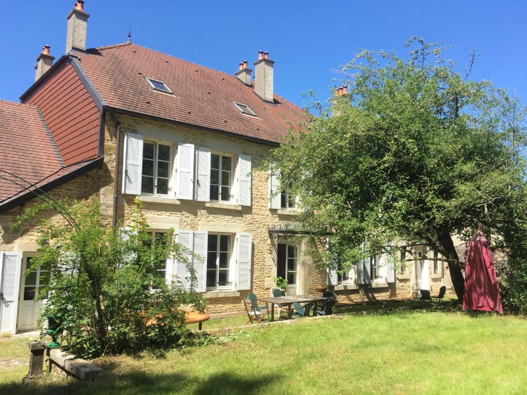 una casa con una mujer parada encima de ella en Grande et belle demeure en Prez-sous-Lafauche
