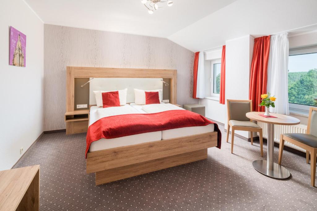 Postel nebo postele na pokoji v ubytování Hotel Rabennest