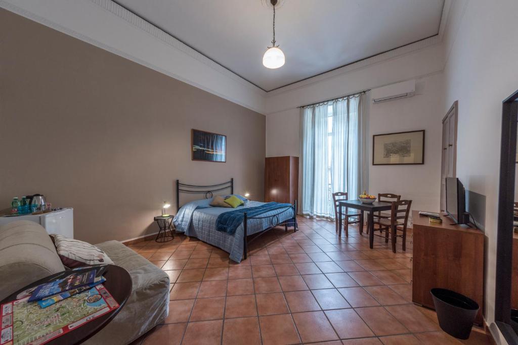 een slaapkamer met een bed en een woonkamer bij 'Na Siesta in Napels