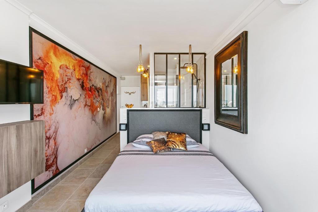 カップ・ダグドにあるCap d'Agde Studio - Village naturisteのベッドルーム1室(猫が寝ているベッド1台付)