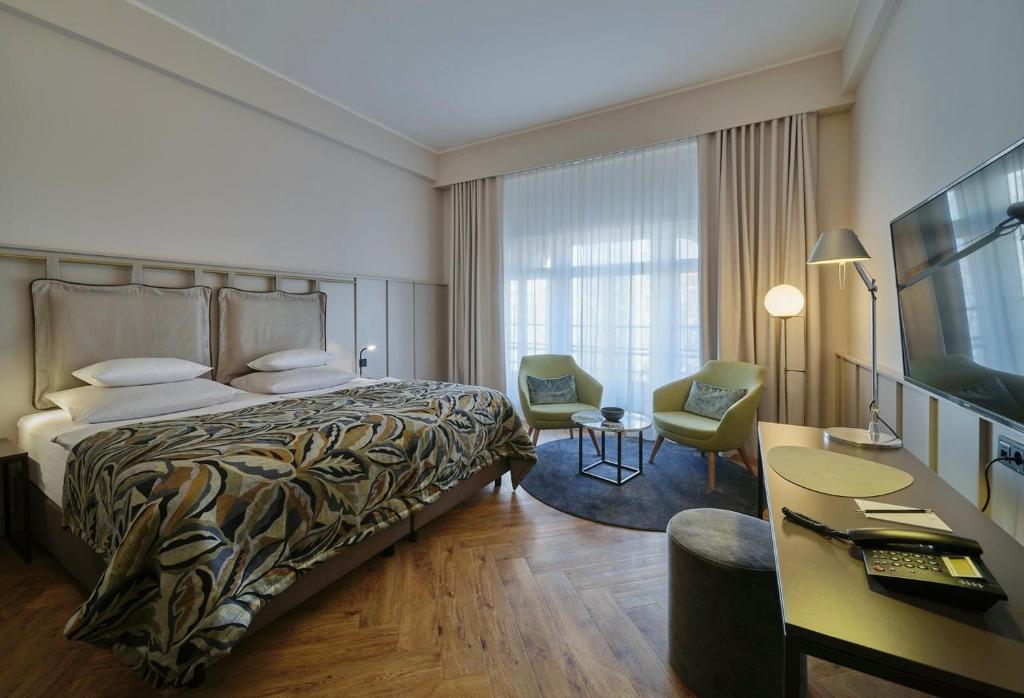 a hotel room with a bed and a desk at Classik Hotel Alexander Plaza in Berlin