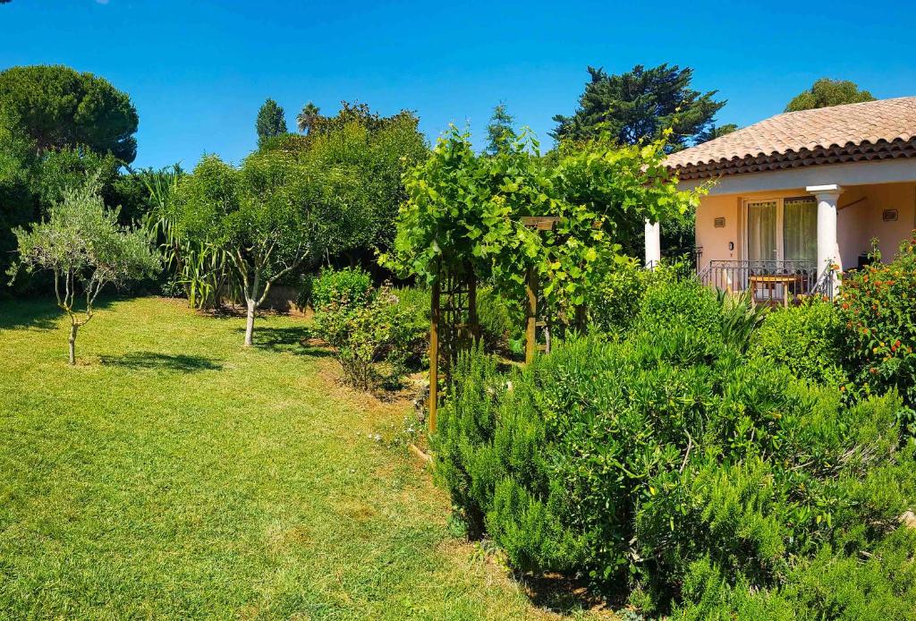 ogród przed domem pełnym drzew w obiekcie Orangeraie du Cap d'Antibes w mieście Antibes