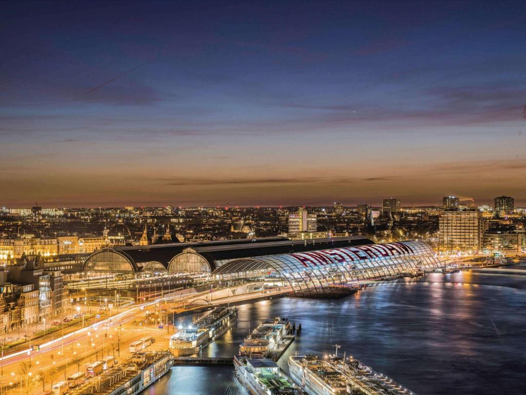 Vue générale sur Amsterdam ou vue de la ville depuis l'hôtel