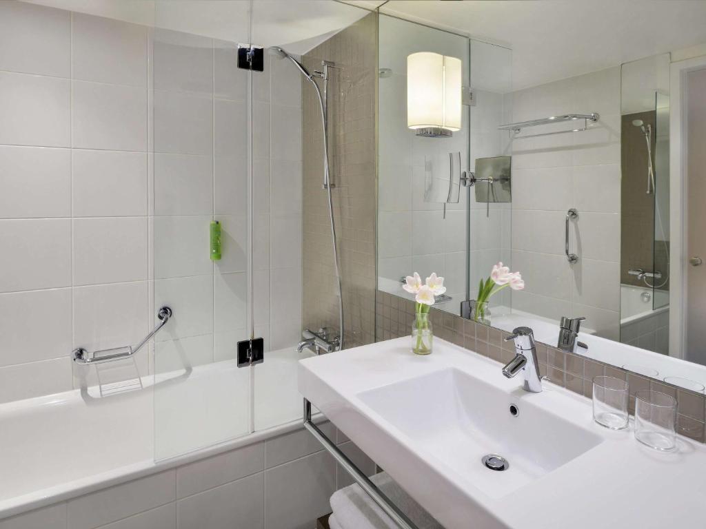 Salle de bains dans l'établissement Mövenpick Hotel Amsterdam City Centre