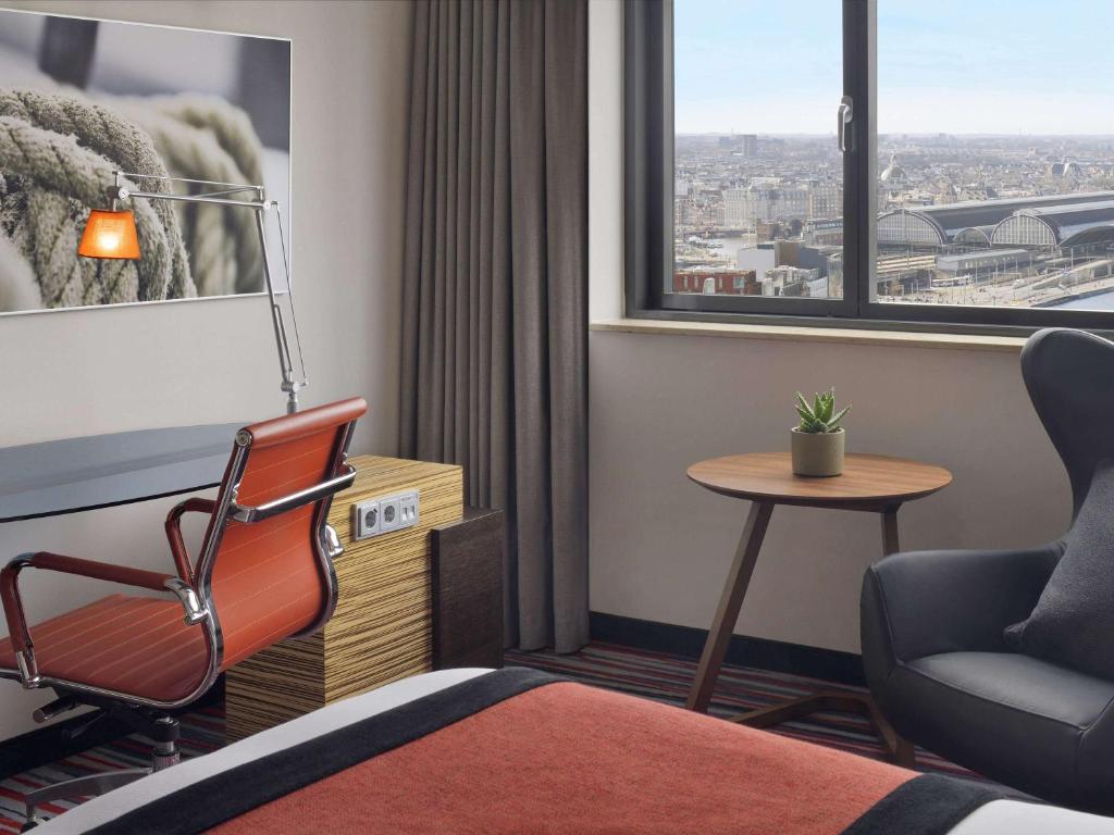 Coin salon dans l'établissement Mövenpick Hotel Amsterdam City Centre
