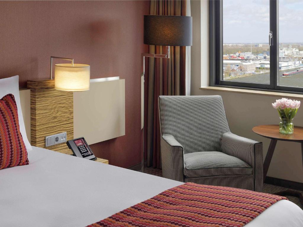 Un ou plusieurs lits dans un hébergement de l'établissement Mövenpick Hotel Amsterdam City Centre