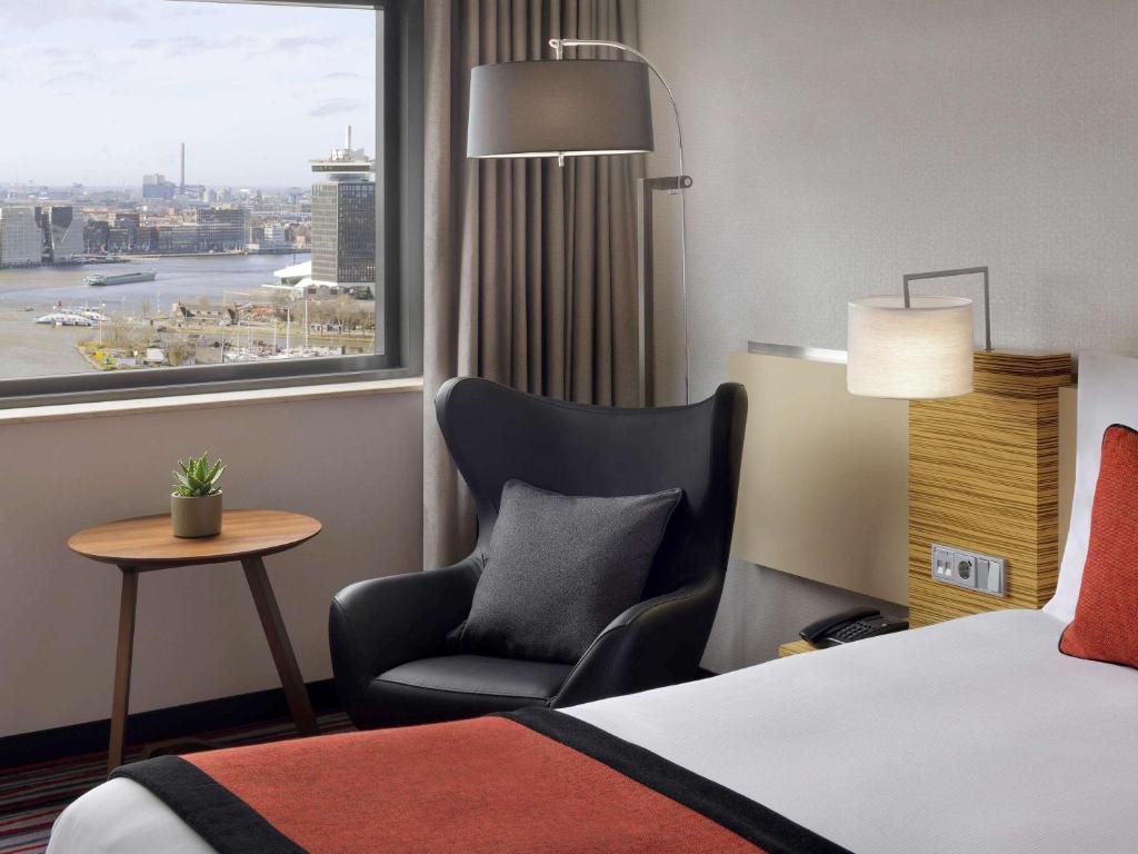 Un ou plusieurs lits dans un hébergement de l'établissement Mövenpick Hotel Amsterdam City Centre