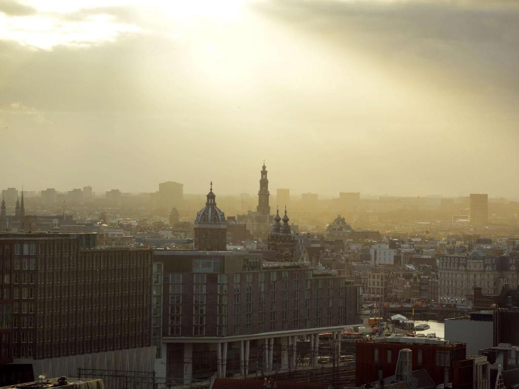 Vue générale sur Amsterdam ou vue de la ville depuis l'hôtel